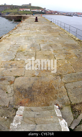 Grande pierre couper pour former l'ancien mur du port et le quai du village de pêcheurs de Whitby, dans le Yorkshire du Nord, Angleterre. Banque D'Images