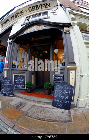 Le cheval blanc et griffin restaurant et l'hôtel situé dans les étroites rues pavées du vieux Whitby, North Yorkshire, Angleterre Banque D'Images