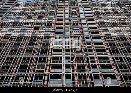 Démolition ou déconstruction des appartements de la Red Road à Glasgow montrant la structure ou le squelette de la tour. Banque D'Images