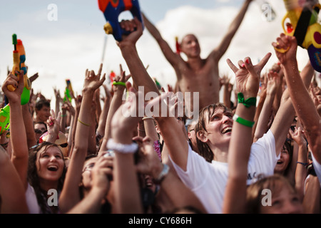 Samara ,Russie -Juillet 22,2012:beaucoup d'adolescents prendre une partie de Guerre de l'eau, photo faite avec flashmob Tilt-shift lens Banque D'Images