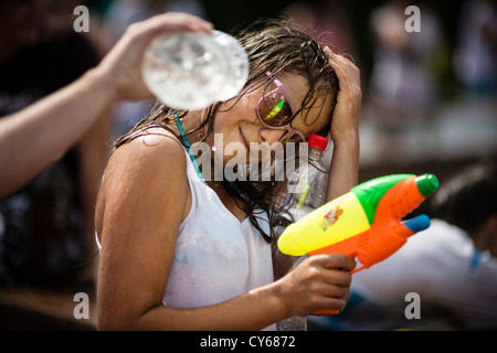 SAMARA,RUSSIE-Juillet 22 2012 : les jeunes dans la rue, la prise de vue et jetant de l'eau à chaque autre (Guerre de l'eau flash mob) Banque D'Images