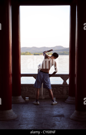 L'exercice de l'homme sous un pavillon à côté de lac de l'ouest, à Hangzhou Banque D'Images