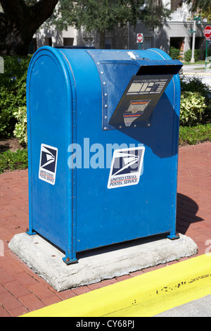 passez devant la goulotte de plongée en apnée sur le trottoir pour passer devant la boîte aux lettres de collecte usps celebration florida usa Banque D'Images