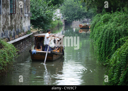 Bateau sur canal road, Suzhou pingjiang Banque D'Images