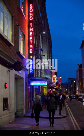 Scène de rue en soirée à Soho, Londres, Angleterre, Royaume-Uni. Banque D'Images