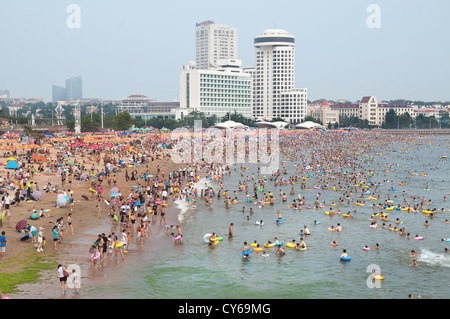 Journée bien remplie au n° 1 plage de baignade, Qingdao, Chine Banque D'Images