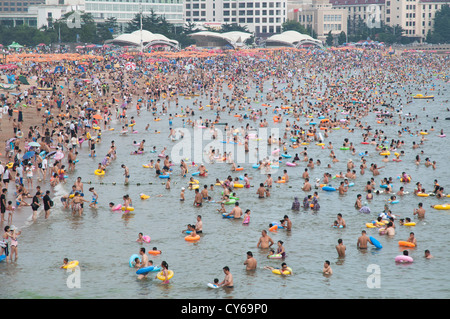 Plage bondée à Qingdao, Chine Banque D'Images