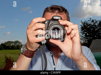 Photographier des hommes vers la caméra Banque D'Images