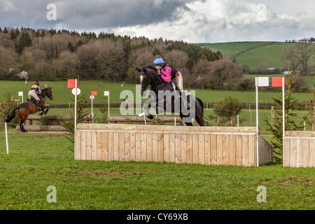 Cavaliers ET CHEVAUX SAUTER DES CLÔTURES À UN ÉVÉNEMENT DE CROSS-COUNTRY À CHEPSTOW WALES UK Banque D'Images