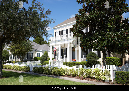 Clôturé blanche en zone résidentielle à faible densité immobilier immobilier en Floride Etats-Unis célébration Banque D'Images