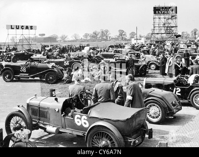 Silverstone 15 mai 1954 le Daily Express International Trophy Meeting organisé par le British Racing Drivers Club BRDC. Car Rally Britain 1950 Banque D'Images