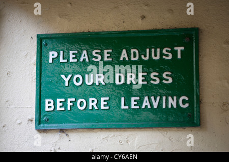 Veuillez ajuster votre robe avant de partir (des toilettes pour hommes) Banque D'Images