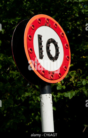 10 vitesse limite signer avec des réflecteurs sur les nombres de façon à ce qu'il est vu la nuit Banque D'Images