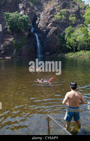 Les gens nager à Berry Springs et Wangi Falls de Litchfield National Park, Territoire du Nord, Australie Banque D'Images