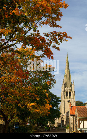 UK,South Yorkshire,Laughton en le Morthen,All Saints Church & Village en automne Banque D'Images