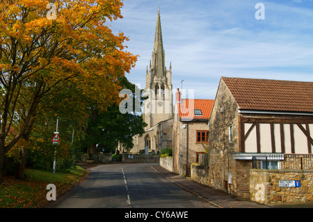 UK,South Yorkshire,Laughton en le Morthen,All Saints Church & Village en automne Banque D'Images