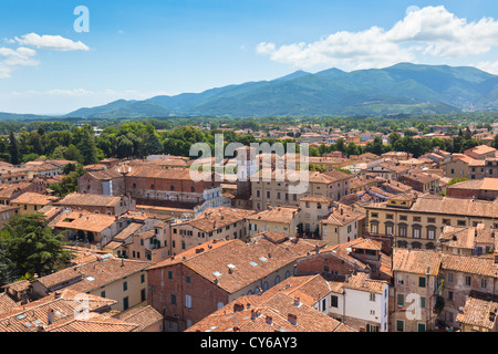 Vue sur ville italienne Lucca avec toits en terre cuite typique Banque D'Images