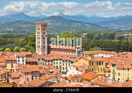 Vue sur ville italienne Lucca avec toits en terre cuite typique Banque D'Images