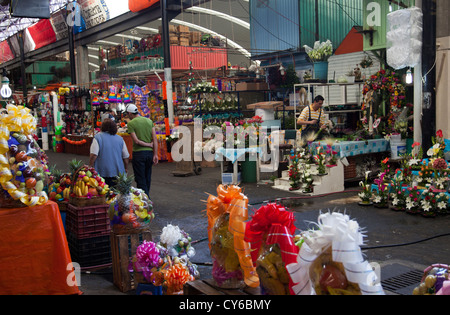 Des paniers de fruits et fleurs allée à la Jamaïque Jamaïque Marché à Colonia Venustiano Carranza dans quartier de la ville de Mexico Banque D'Images