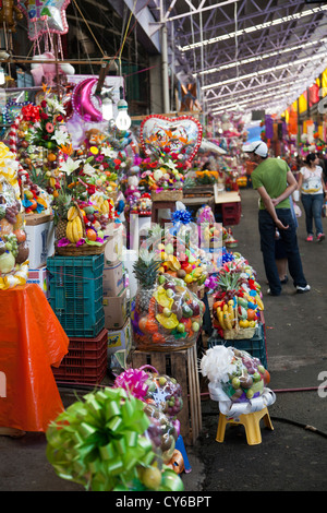 Des paniers de fruits et fleurs allée à la Jamaïque Jamaïque Marché à Colonia Venustiano Carranza dans quartier de la ville de Mexico Banque D'Images