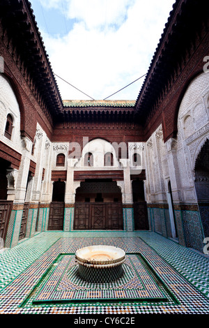 Fontaine de mosaïque dans une belle cour ouverte d'une école musulmane madrasah à Meknes, Maroc. Banque D'Images