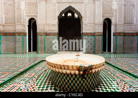 Cour intérieure de mosaïques avec de gros plan fontaine de madrasah école musulmane à Meknes, Maroc. Banque D'Images