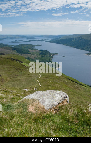 En chemin pour le Loch Lomond de flancs de Ben Lomond, Ecosse Banque D'Images