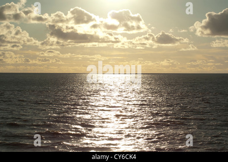 Mer plate dans la baie de Cardigan. Banque D'Images