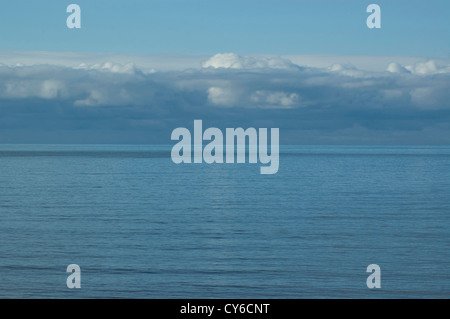 Mer plate dans la baie de Cardigan. Banque D'Images