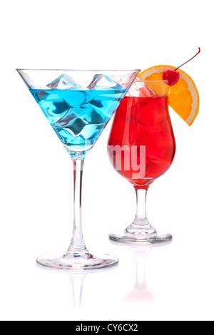 Deux cocktails tropicaux : bleu et rouge. Isolé sur fond blanc Banque D'Images