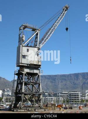 Ancienne grue dans le port de V&A Waterfront à Cape Town, avec table mountain en arrière-plan, Le Cap, Afrique du Sud. Banque D'Images