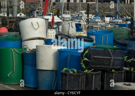 Des casiers à homard et crabe sur le port. Banque D'Images