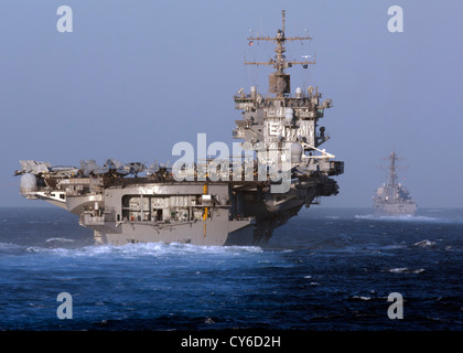 Porte-avions USS Enterprise (CVN 65) et de missiles uss nitze (ddg 94) sont en cours dans le détroit de Gibraltar. enterprise et nitze terminent leur déploiement au 5e et 6e zones de responsabilité de la flotte à l'appui d'opérations de sécurité maritime et les efforts de coopération en matière de sécurité dans le théâtre. La marine américaine dispose d'un patrimoine de 237 ans de défense de la liberté et de la projection et de la protection des intérêts américains dans le monde entier. Inscrivez-vous à la conversation sur les médias sociaux à l'aide de # la guerre. Banque D'Images