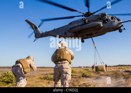 Marines affectés à la lutte contre le 26 Bataillon logistique (clb-26), 26e Marine Expeditionary Unit (MEU) Hélicoptère 26 conduite suspension formation à la zone d'atterrissage sur falcon camp Lejeune, n.c., 23 octobre 2012. Une ch-53e super stallion' affecté à l'escadron 266 à rotors basculants moyen maritime (vmm-26) soulevé et déposé deux conteneurs de 500 litres d'eau entre deux zones d'atterrissage. la formation a été réalisée dans le cadre du 26e meu la formation avant le déploiement du programme. La 26e meu est prévu de déployer en 2013. Banque D'Images