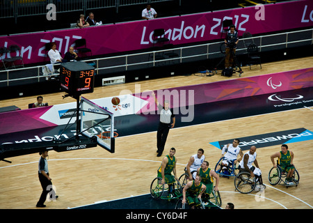 Mens basketball en fauteuil roulant un groupe de correspondance entre l'Australie et l'Italie à la London 2012 Jeux paralympiques. L'Australie a gagné 68 - 48. Banque D'Images