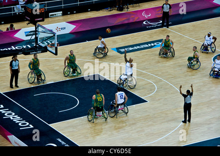 Mens basketball en fauteuil roulant un groupe de correspondance entre l'Australie et l'Italie à la London 2012 Jeux paralympiques. L'Australie a gagné 68 - 48. Banque D'Images