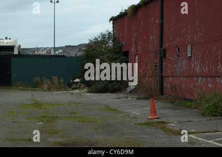 L'ancien Kwik Save à Aberystwyth, désormais l'abandon. Banque D'Images