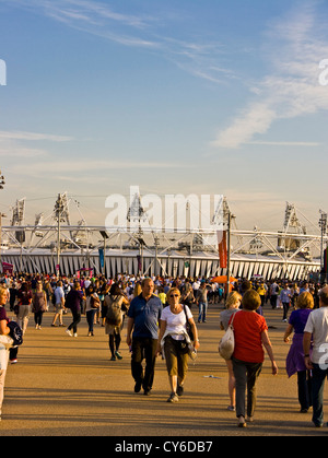 Les spectateurs dans le parc olympique de Londres 2012 Jeux paralympiques d'Europe Angleterre Stratford Banque D'Images