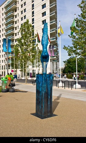 Appartements de luxe et nageur olympique de Londres 2012 sculpture en Angleterre Stratford village Europe Banque D'Images