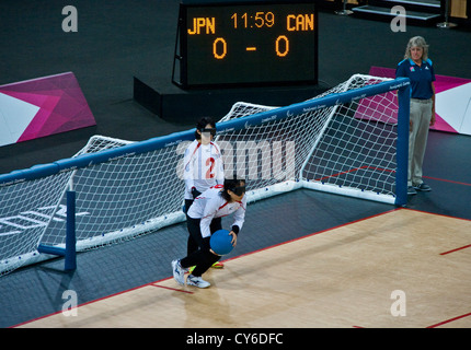 Objectif de l'équipe femmes japonais balle en action contre le Canada à la boîte de cuivre au Jeux Paralympiques de Londres 2012. Le Canada a gagné 1-0. Banque D'Images