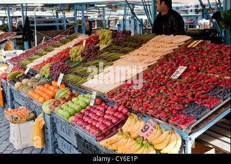 Les échoppes de fruits Hotorget place du marché de Stockholm, Suède Banque D'Images