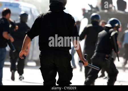 La police anti-émeute a chargé les manifestants tunisiens au cours des émeutes qui ont conduit à l'assaut de l'ambassade américaine en Tunisie Banque D'Images