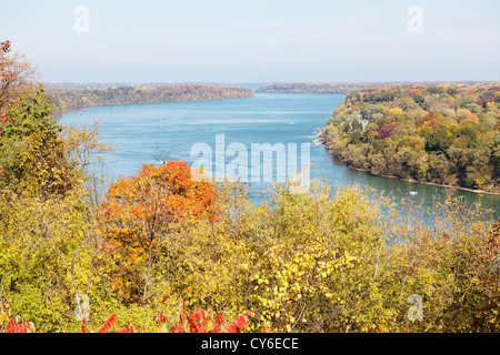 Belles Couleurs d'automne à la rivière Niagara juste au-dessous des rapides et un bain à remous avec un oeil vers le lac Ontario. Banque D'Images