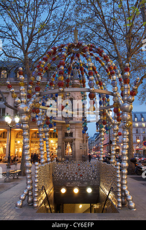 Kiosque des Noctambules (Nightwalkers) : Une entrée de la moderne idiosyncrasiques Paris Métro à la place Colette, conçu par jean-michel Othoniel. La France. Banque D'Images