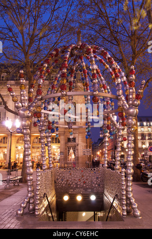 Kiosque des Noctambules (Nightwalkers) : Une entrée de la moderne idiosyncrasiques Paris Métro à la place Colette, conçu par jean-michel Othoniel. La France. Banque D'Images