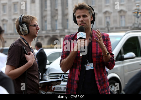 RICHARD BACON SUR UN PRÉSENTATEUR DE RADIO DIFFUSÉE AU COURS DE L'EXTÉRIEUR LE MARIAGE ROYAL EN 2011 POUR LA BBC Five Live. Banque D'Images