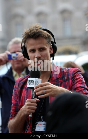 RICHARD BACON SUR UN PRÉSENTATEUR DE RADIO DIFFUSÉE AU COURS DE L'EXTÉRIEUR LE MARIAGE ROYAL EN 2011 POUR LA BBC Five Live. Banque D'Images