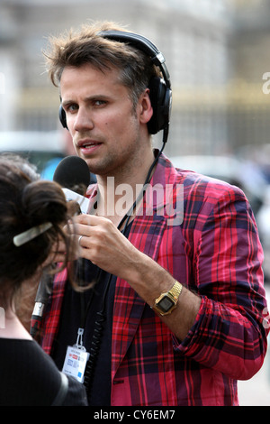 RICHARD BACON SUR UN PRÉSENTATEUR DE RADIO DIFFUSÉE AU COURS DE L'EXTÉRIEUR LE MARIAGE ROYAL EN 2011 POUR LA BBC Five Live. Banque D'Images