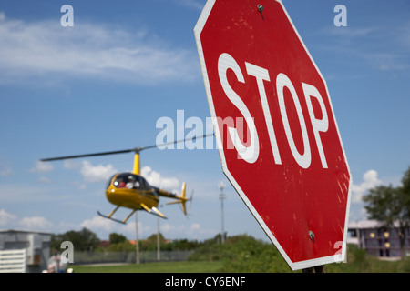 L'atterrissage de l'hélicoptère léger touristique derrière un panneau d'arrêt kissimmee florida usa Banque D'Images