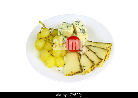 Fromage bleu et le fromage piquant avec bouquet de raisin jaune et petit rouge tomate sur une plaque isolated on white Banque D'Images